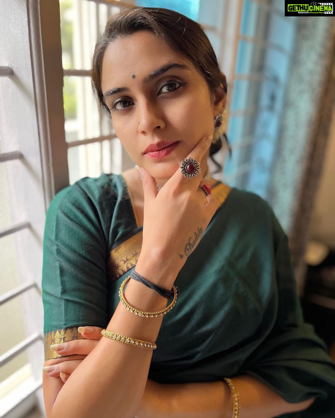 Sangeetha Bhat Instagram - “Find out who you are and be that person. That’s what your soul was put on this Earth to be. Find that truth, live that truth, and everything else will come.”…. <<<<>>>> #sangeethabhat #sangeethabhatsudarshan #actress #actresstheunknown #selflovequotes #gratitude #grateful #expressions #manymoodsofme #karnataka #bengaluru #sareelove #saree #ethinicwear #indiansaree #greensaree #natureschild #vegan Bangalore, India