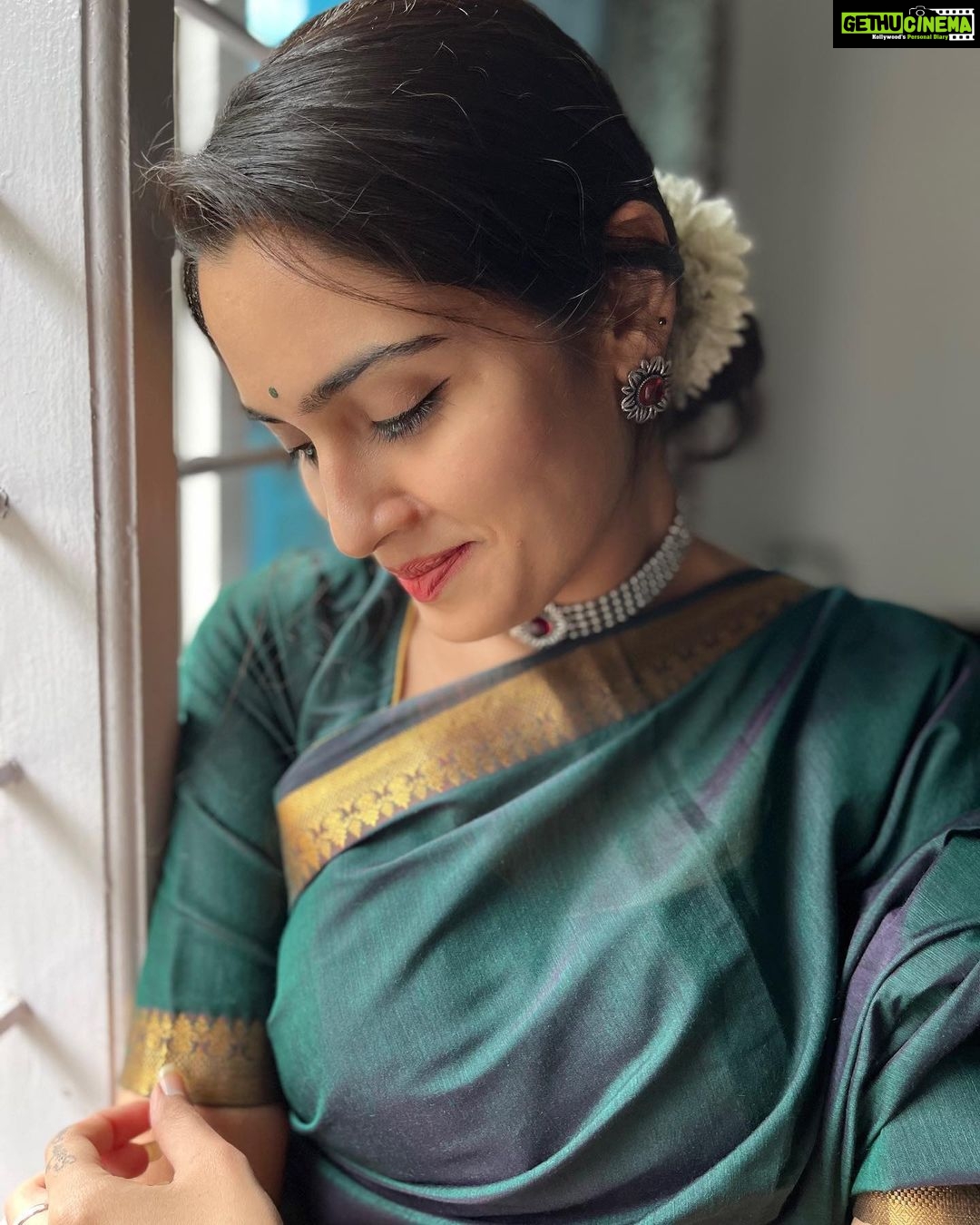 Sangeetha Bhat Instagram - “Find out who you are and be that person. That’s what your soul was put on this Earth to be. Find that truth, live that truth, and everything else will come.”…. <<<<>>>> #sangeethabhat #sangeethabhatsudarshan #actress #actresstheunknown #selflovequotes #gratitude #grateful #expressions #manymoodsofme #karnataka #bengaluru #sareelove #saree #ethinicwear #indiansaree #greensaree #natureschild #vegan Bangalore, India