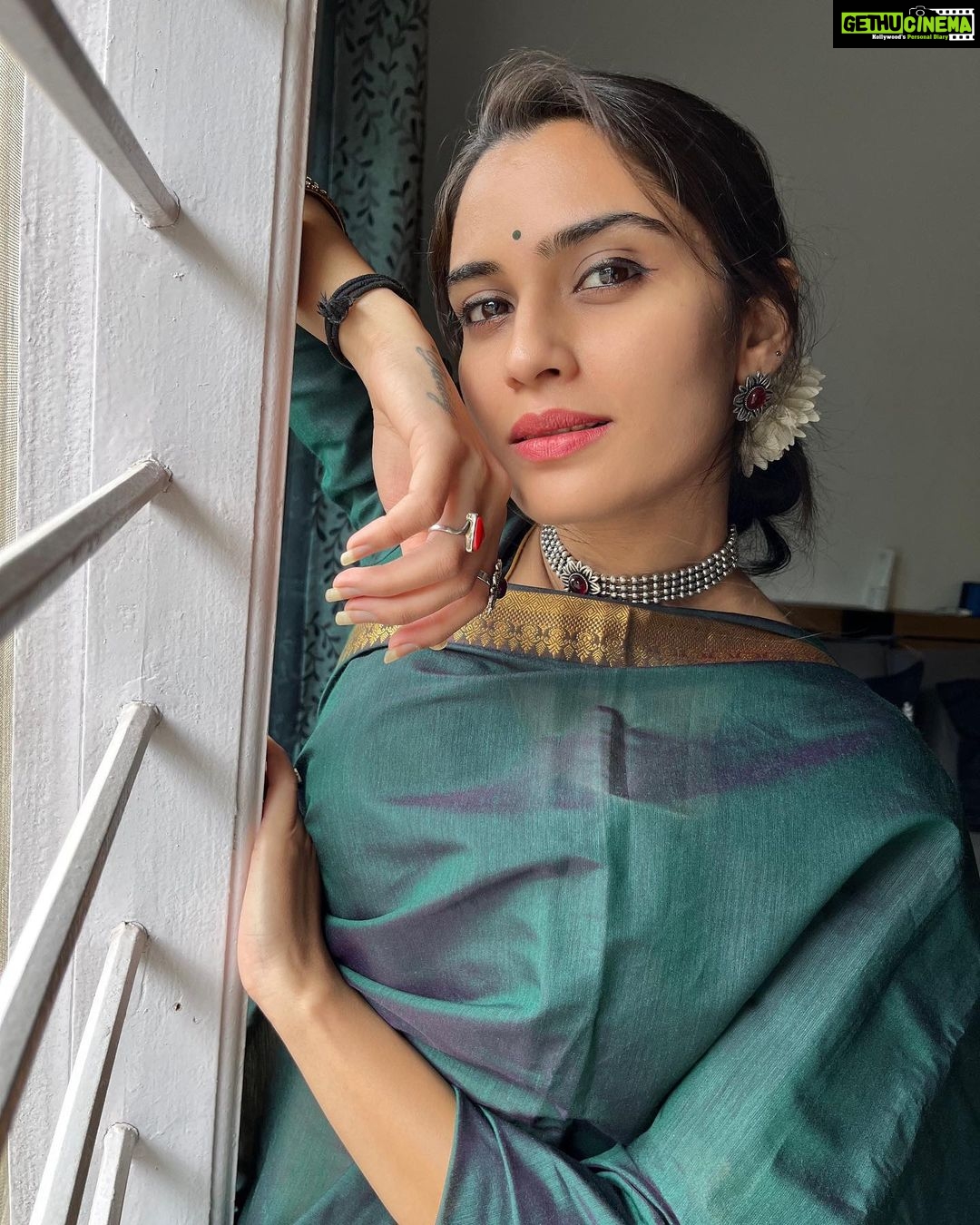 Sangeetha Bhat Instagram - “Find out who you are and be that person. That’s what your soul was put on this Earth to be. Find that truth, live that truth, and everything else will come.”…. <<<<>>>> #sangeethabhat #sangeethabhatsudarshan #actress #actresstheunknown #selflovequotes #gratitude #grateful #expressions #manymoodsofme #karnataka #bengaluru #sareelove #saree #ethinicwear #indiansaree #greensaree #natureschild #vegan Bangalore, India