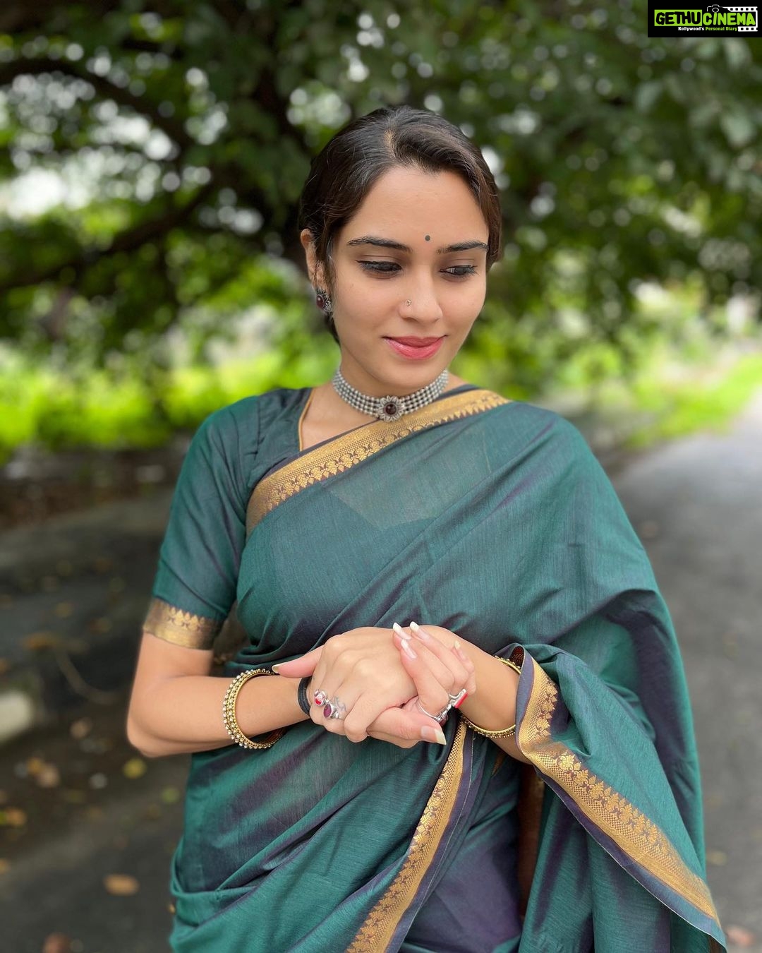 Sangeetha Bhat Instagram - “Find out who you are and be that person. That’s what your soul was put on this Earth to be. Find that truth, live that truth, and everything else will come.”…. <<<<>>>> #sangeethabhat #sangeethabhatsudarshan #actress #actresstheunknown #selflovequotes #gratitude #grateful #expressions #manymoodsofme #karnataka #bengaluru #sareelove #saree #ethinicwear #indiansaree #greensaree #natureschild #vegan Bangalore, India