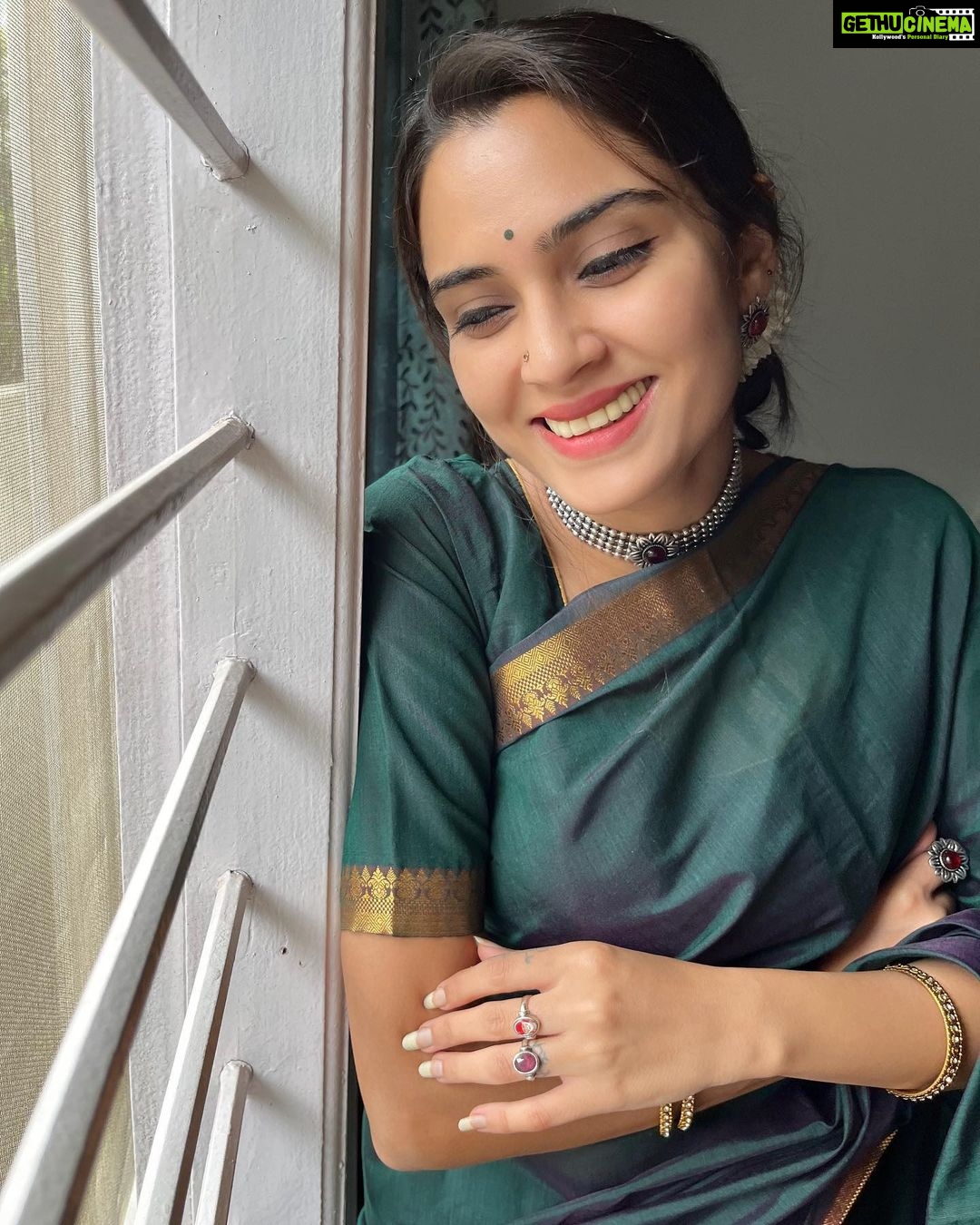 Sangeetha Bhat Instagram - “Find out who you are and be that person. That’s what your soul was put on this Earth to be. Find that truth, live that truth, and everything else will come.”…. <<<<>>>> #sangeethabhat #sangeethabhatsudarshan #actress #actresstheunknown #selflovequotes #gratitude #grateful #expressions #manymoodsofme #karnataka #bengaluru #sareelove #saree #ethinicwear #indiansaree #greensaree #natureschild #vegan Bangalore, India
