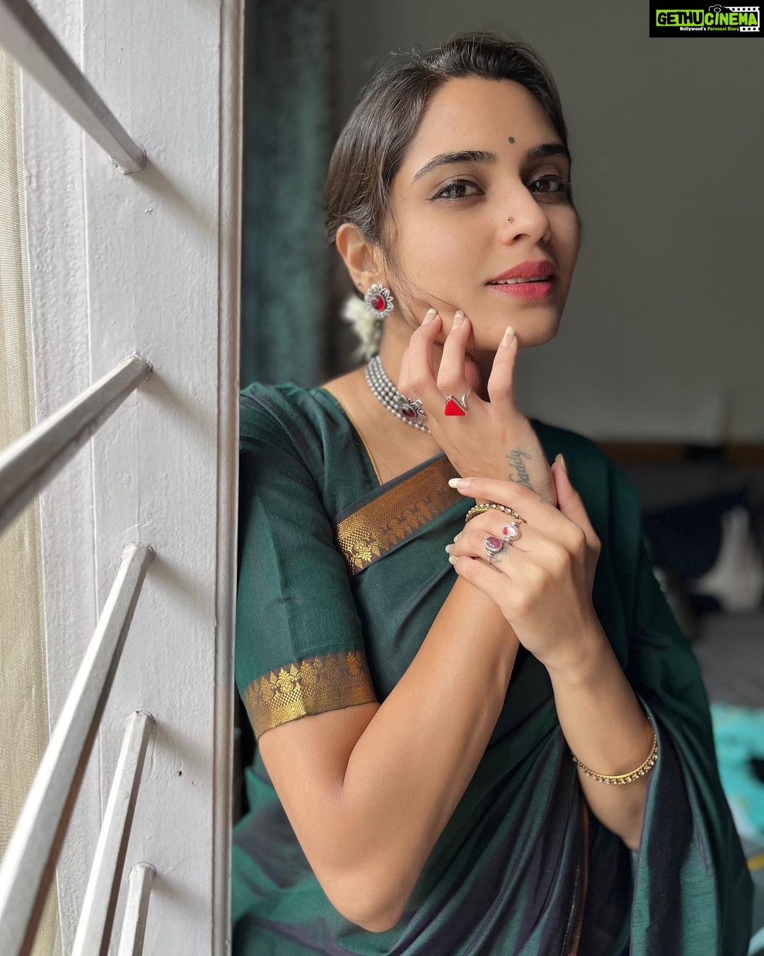 Sangeetha Bhat Instagram - “Find out who you are and be that person. That’s what your soul was put on this Earth to be. Find that truth, live that truth, and everything else will come.”…. <<<<>>>> #sangeethabhat #sangeethabhatsudarshan #actress #actresstheunknown #selflovequotes #gratitude #grateful #expressions #manymoodsofme #karnataka #bengaluru #sareelove #saree #ethinicwear #indiansaree #greensaree #natureschild #vegan Bangalore, India