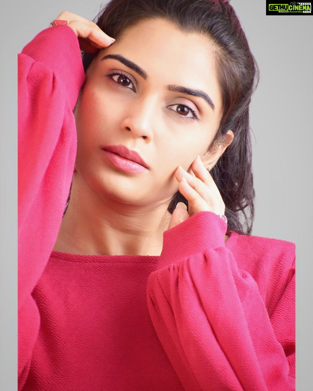 Sangeetha Bhat Instagram - Even if you cannot change all the people around you, you can change the people you choose to be around. Life is too short to waste your time on people who don’t respect, appreciate, and value you. Spend your life with people who make you smile, laugh, and feel loved. #sangeethabhat #sangeethabhatsudarshan #selflove #selflovequotes #grateful #gratitude #newphotoshoot #bengaluru #karnataka #beingme #actress #actresstheunknown #comfortablynumb #introvert #paro #alloallo #earrings #husbandsclick #mahalakshmisangeethabhat #maahi Bangalore, India