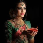 Sangeetha Bhat Instagram - ನಿಮಗೂ ಮತ್ತು ನಿಮ್ಮ ಕುಟುಂಬದವರಿಗೂ ಬೆಳಕಿನ ಹಬ್ಬ ದೀಪಾವಳಿಯ ಹಾರ್ದಿಕ ಶುಭಾಶಯಗಳು. On the occasion of Deepavali, I wish you happiness and glory, prosperity and blessings. May you have a fantastic Deepavali with your loved ones…. Makeup and styling- @uniquemakeover_by_nethrarajesh Saree- @eena_couture and Jewellery- @uniquemakeover_by_nethrarajesh Hair- @magical_makeover_by_anitha Photography and studio- @v_photographystudio #sangeethabhat #sangeethabhatsudarshan Bangalore, India