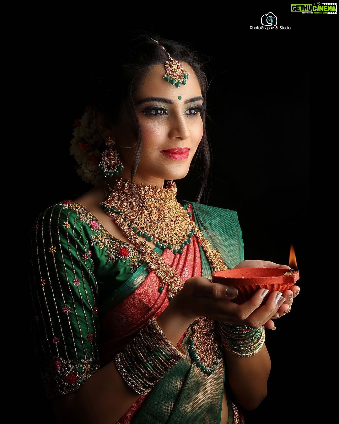 Sangeetha Bhat Instagram - ನಿಮಗೂ ಮತ್ತು ನಿಮ್ಮ ಕುಟುಂಬದವರಿಗೂ ಬೆಳಕಿನ ಹಬ್ಬ ದೀಪಾವಳಿಯ ಹಾರ್ದಿಕ ಶುಭಾಶಯಗಳು. On the occasion of Deepavali, I wish you happiness and glory, prosperity and blessings. May you have a fantastic Deepavali with your loved ones…. Makeup and styling- @uniquemakeover_by_nethrarajesh Saree- @eena_couture and Jewellery- @uniquemakeover_by_nethrarajesh Hair- @magical_makeover_by_anitha Photography and studio- @v_photographystudio #sangeethabhat #sangeethabhatsudarshan Bangalore, India