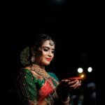 Sangeetha Bhat Instagram - ನಿಮಗೂ ಮತ್ತು ನಿಮ್ಮ ಕುಟುಂಬದವರಿಗೂ ಬೆಳಕಿನ ಹಬ್ಬ ದೀಪಾವಳಿಯ ಹಾರ್ದಿಕ ಶುಭಾಶಯಗಳು. On the occasion of Deepavali, I wish you happiness and glory, prosperity and blessings. May you have a fantastic Deepavali with your loved ones…. Makeup and styling- @uniquemakeover_by_nethrarajesh Saree- @eena_couture and Jewellery- @uniquemakeover_by_nethrarajesh Hair- @magical_makeover_by_anitha Photography and studio- @v_photographystudio #sangeethabhat #sangeethabhatsudarshan Bangalore, India