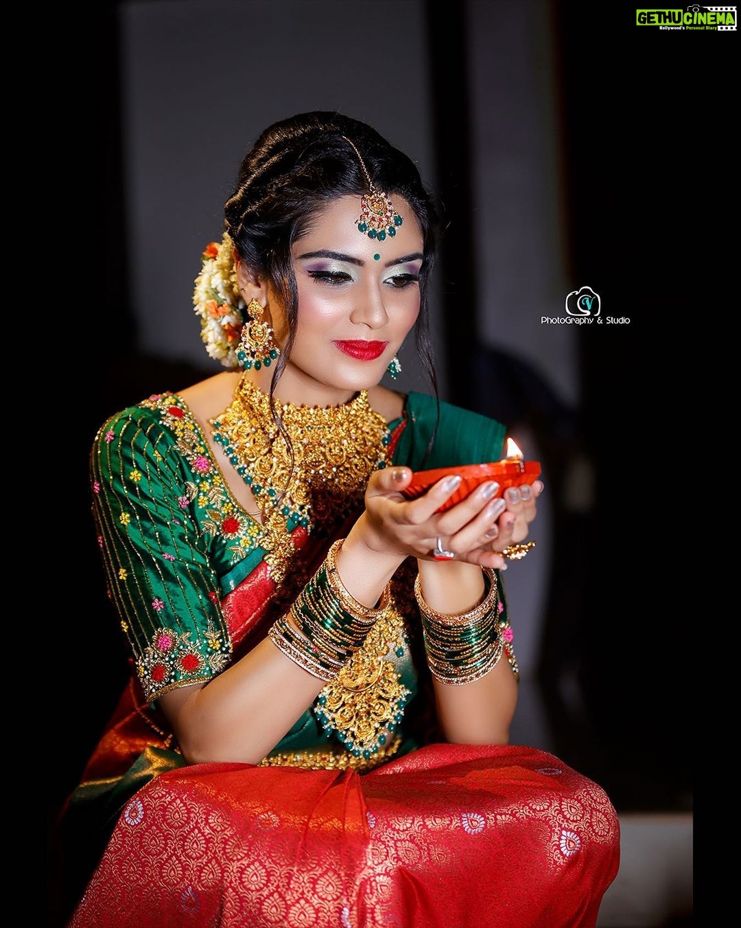 Sangeetha Bhat Instagram - ನಿಮಗೂ ಮತ್ತು ನಿಮ್ಮ ಕುಟುಂಬದವರಿಗೂ ಬೆಳಕಿನ ಹಬ್ಬ ದೀಪಾವಳಿಯ ಹಾರ್ದಿಕ ಶುಭಾಶಯಗಳು. On the occasion of Deepavali, I wish you happiness and glory, prosperity and blessings. May you have a fantastic Deepavali with your loved ones…. Makeup and styling- @uniquemakeover_by_nethrarajesh Saree- @eena_couture and Jewellery- @uniquemakeover_by_nethrarajesh Hair- @magical_makeover_by_anitha Photography and studio- @v_photographystudio #sangeethabhat #sangeethabhatsudarshan Bangalore, India