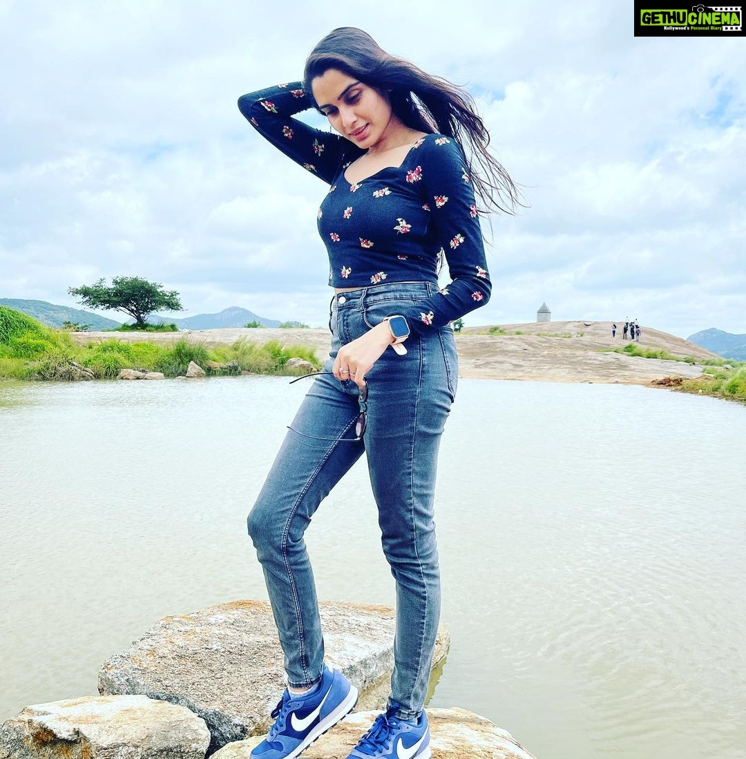 Sangeetha Bhat Instagram - "If you wish to know the divine, feel the wind on your face and the warm sun on your hand.” —Buddha #sangeethabhat #sangeethabhatsudarshan #actress #actresstheunknown #selflove #natureschild #gratitude #grateful #naturelover #mandaragirihills #trekking #karnataka #tumkur #bengaluru Mandaragiri Hills