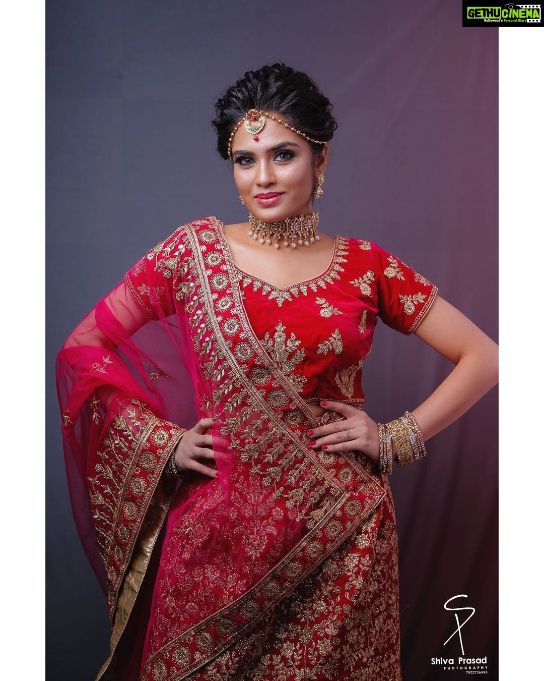 Sangeetha Bhat Instagram - “As hard as it is, owning who you are and knowing what you want is the only sure path to affirmation... I want women to know they can get out of any situation if they return to their core source of strength: themselves.” Makeup - @taiba_syed_ @thebeautysquare.in Hair- @taiba_syed_ @thebeautysquare.in Outfit - @aarish_galleryofficial @shivayaphotography #sangeethabhat #actress #actresstheunknown #bridallehenga #redlehenga #sangeethabhatsudarshan Bangalore, India