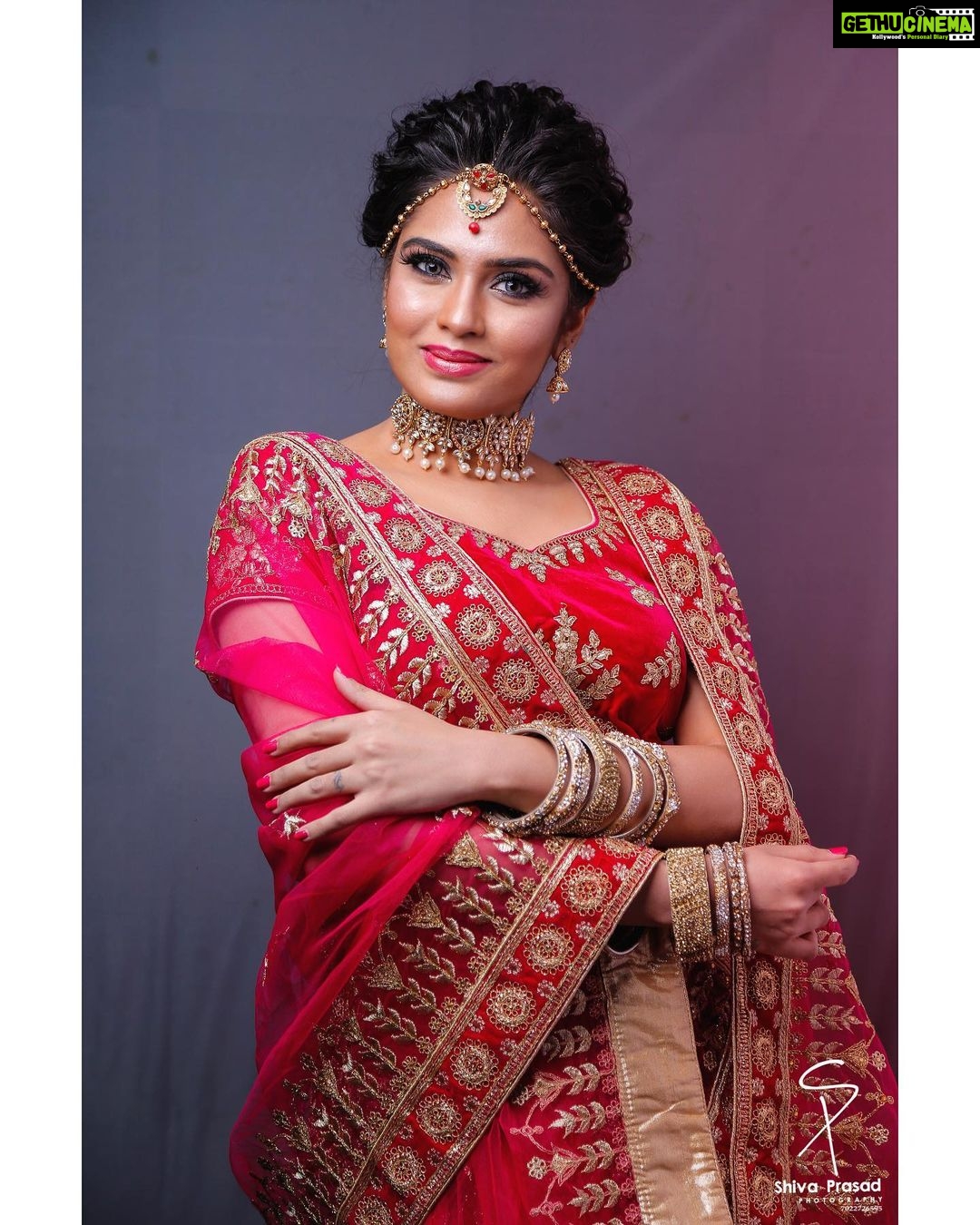 Sangeetha Bhat Instagram - “Love yourself enough to set boundaries. Your time and energy are precious. You get to choose how you use it. You teach people how to treat you by deciding what you will and won’t accept.” Makeup - @taiba_syed_ @thebeautysquare.in Hair- @taiba_syed_ @thebeautysquare.in Outfit - @aarish_galleryofficial @shivayaphotography #sangeethabhat #actress #actresstheunknown #bridallehenga #redlehenga #sangeethabhatsudarshan Bangalore, India