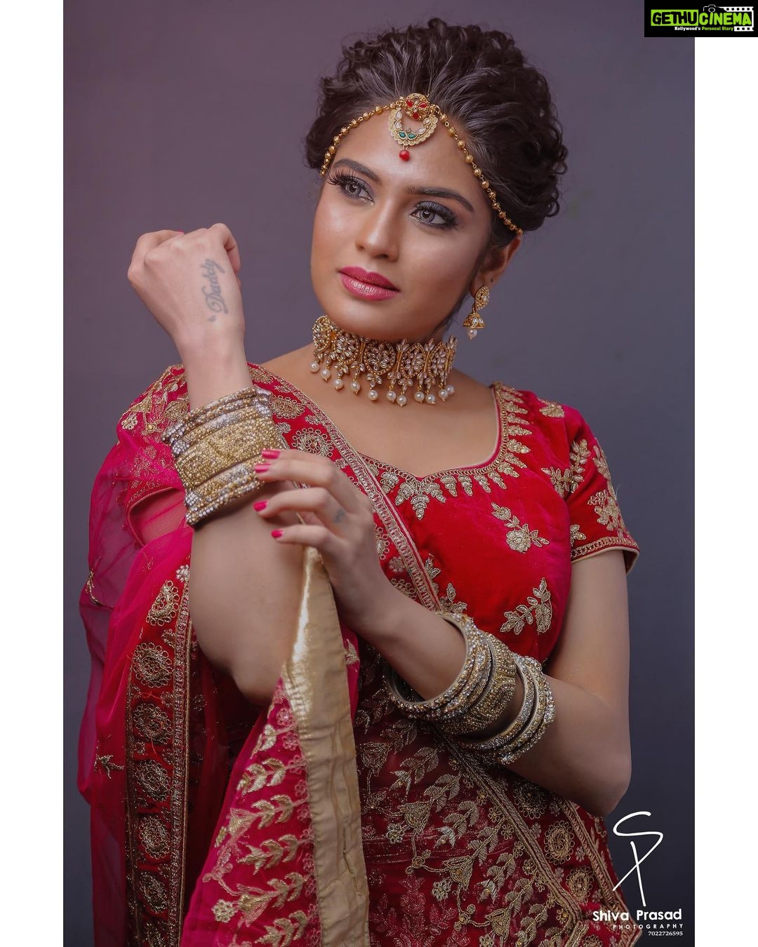 Sangeetha Bhat Instagram - “In order to love who you are, you cannot hate the experiences that shaped you.”… Makeup - @taiba_syed_ @thebeautysquare.in Hair- @taiba_syed_ @thebeautysquare.in Outfit - @aarish_galleryofficial @shivayaphotography #sangeethabhat #actress #actresstheunknown #bridallehenga #redlehenga #sangeethabhatsudarshan Bangalore, India