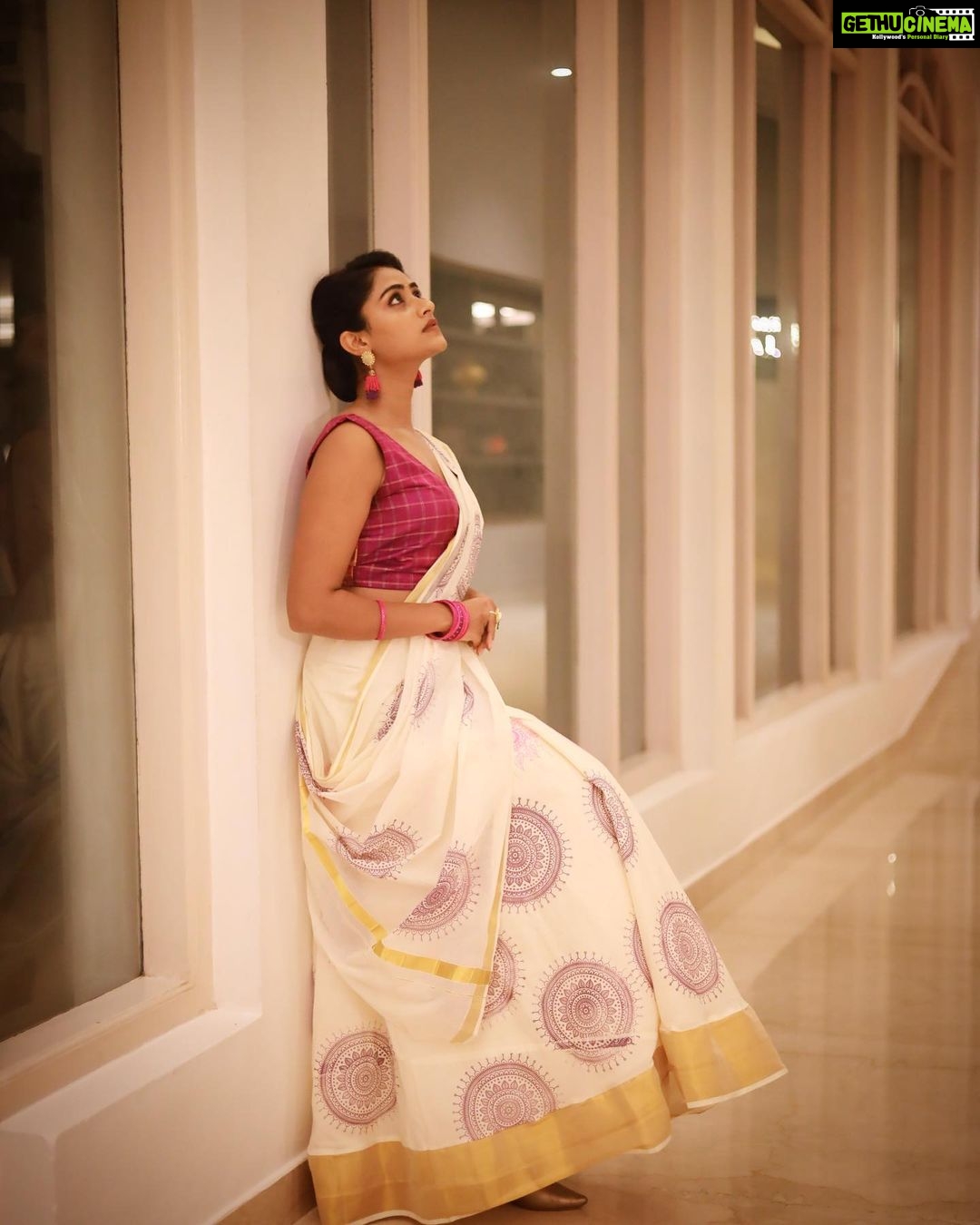 Sangeetha Sringeri Instagram - My First Press meet in Kochi, Kerala for @777charliemovie promotions. i must say this was the most beautiful day, i loved the vibe of people around and the media was so organised, Loved the way they came forward to take 777 Charlie as their own film and i could see the joy of watching Charlie's trailer in their eyes. Thank you so much Kerala for all the love! Thank you @therealprithvi @prithvirajproductions @iamlistinstephen Thank you so much my team to doll me up in the most traditional way: Styling : @joe_elize_joy @styyledbyjoe Outfit @turmerikofficial @nivethithasanjay MUA :@zara___makeover Location : @lemeridienkochi Styling assistant : @sanliya_sabu Thank you @ajmal_photography_ for this beautiful click Le Méridien Kochi