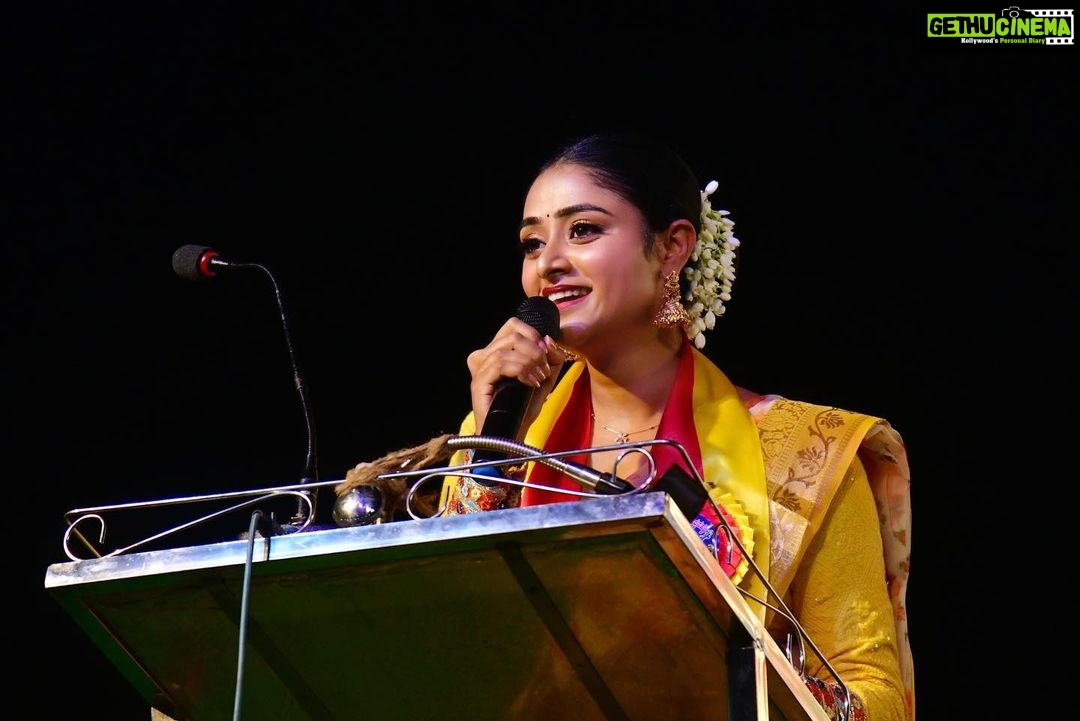 Sangeetha Sringeri Instagram - ಶಿಕಾರಿಪುರದ ಕಪ್ಪನಹಳ್ಳಿ ಗ್ರಾಮದಲ್ಲಿ ನಡೆದ ಕನ್ನಡ ರಾಜ್ಯೋತ್ಸವ ಕಾರ್ಯಕ್ರಮದಲ್ಲಿ ಅದ್ಭುತ ಸಮಯವನ್ನು ಕಳೆದೆ! 🙏💛♥️ Had an amazing time at Kannada rajyotsava event at Shikaripura's Kappanahalli Grama! 💛❤️ Thank you so much @laxmikrishnaofficial to have perfectly styled and designed my outfit for the event @nr__jewellery thank you for the beautiful accessories #jaikarnataka💛♥️ Kappanahalli Post Office
