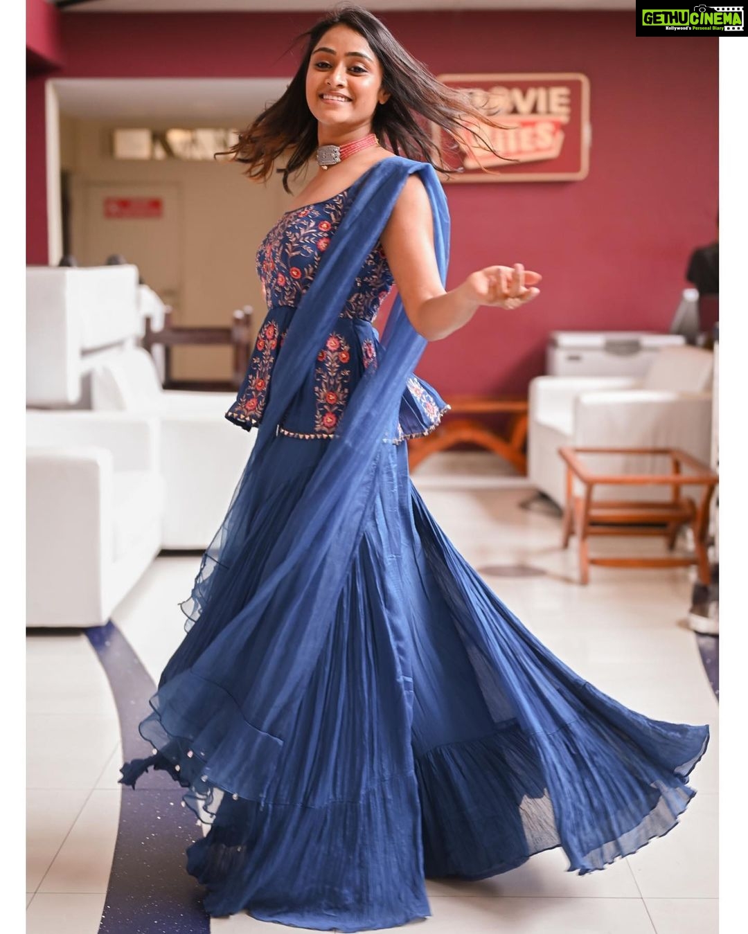 Sangeetha Sringeri Instagram - Blue my favourite 🦋 fell in love with this outfit by @aiwasilks Thank you so much @joe_elize_joy for styling me and @makeupbynandininr for making me look as requested, u were perfect as always and of course @vageeshkanth for clicking these beautiful still from the launch event