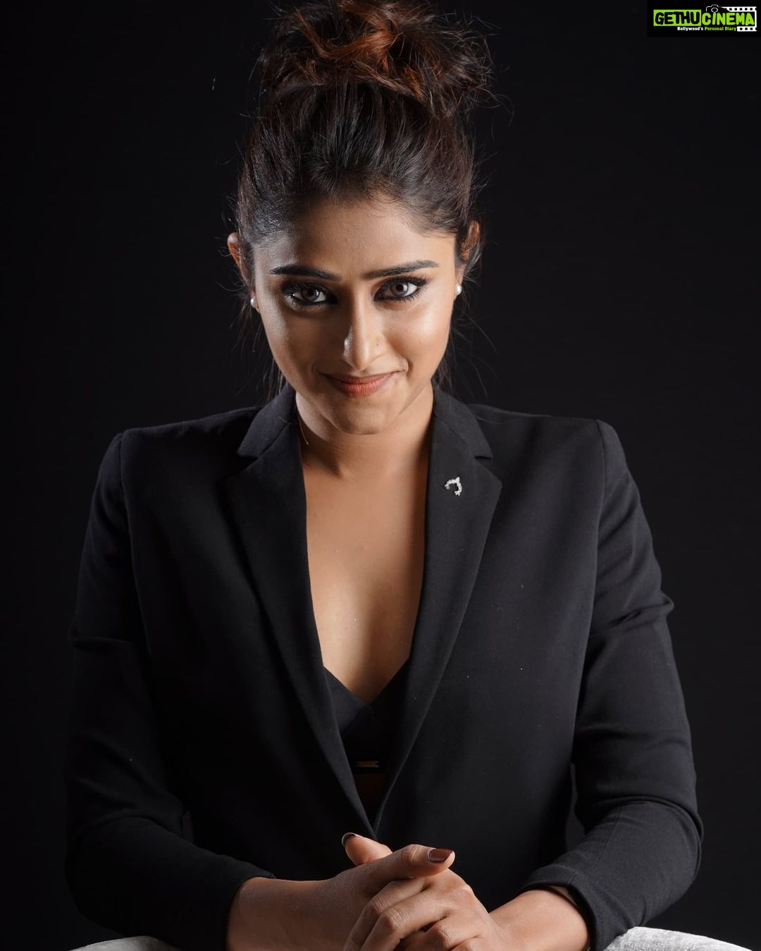 Sangeetha Sringeri Instagram - This pic 😂 reminds me of the Ad, where he says 'Aaj kuch toofani karte hai* Content director: @arjun.117 Produced: @wcc_entertainments Creative director: @subramanyabala Photographer: @mustak_imax_photography Edits: @henryroyzachariah @henryroyzach Make up: @ganesh_makeover Hair: @rameshstylist Digital partner: @premagicdotcom Location: A L Mansion P.A @sharathshreesha #sangeethaSringeri #WCCEntertainmentsdigitalcovershoot
