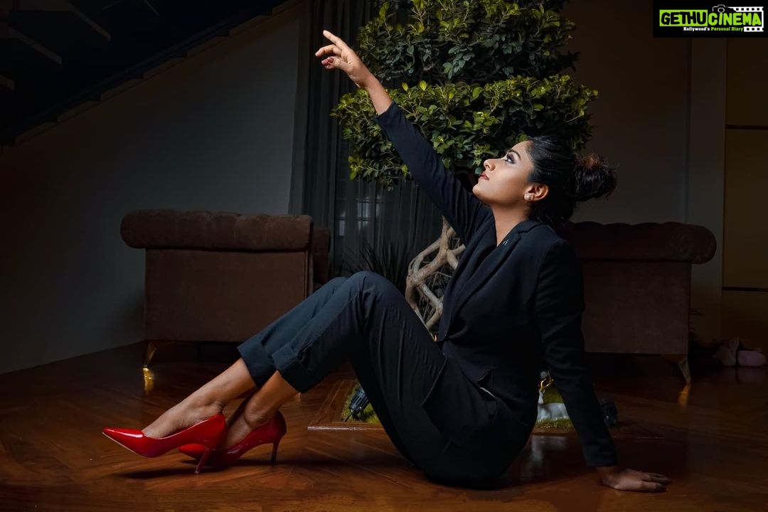 Sangeetha Sringeri Instagram - Toxic is when they can't let you go, but they can't treat you right either! Content director: @arjun.117 Produced: @wcc_entertainments Creative director: @subramanyabala Photographer: @mustak_imax_photography Edits: @henryroyzachariah @henryroyzach Make up: @ganesh_makeover Hair: @rameshstylist Digital partner: @premagicdotcom Location: A L Mansion P.A @sharathshreesha #sangeethaSringeri #WCCEntertainmentsdigitalcovershoot