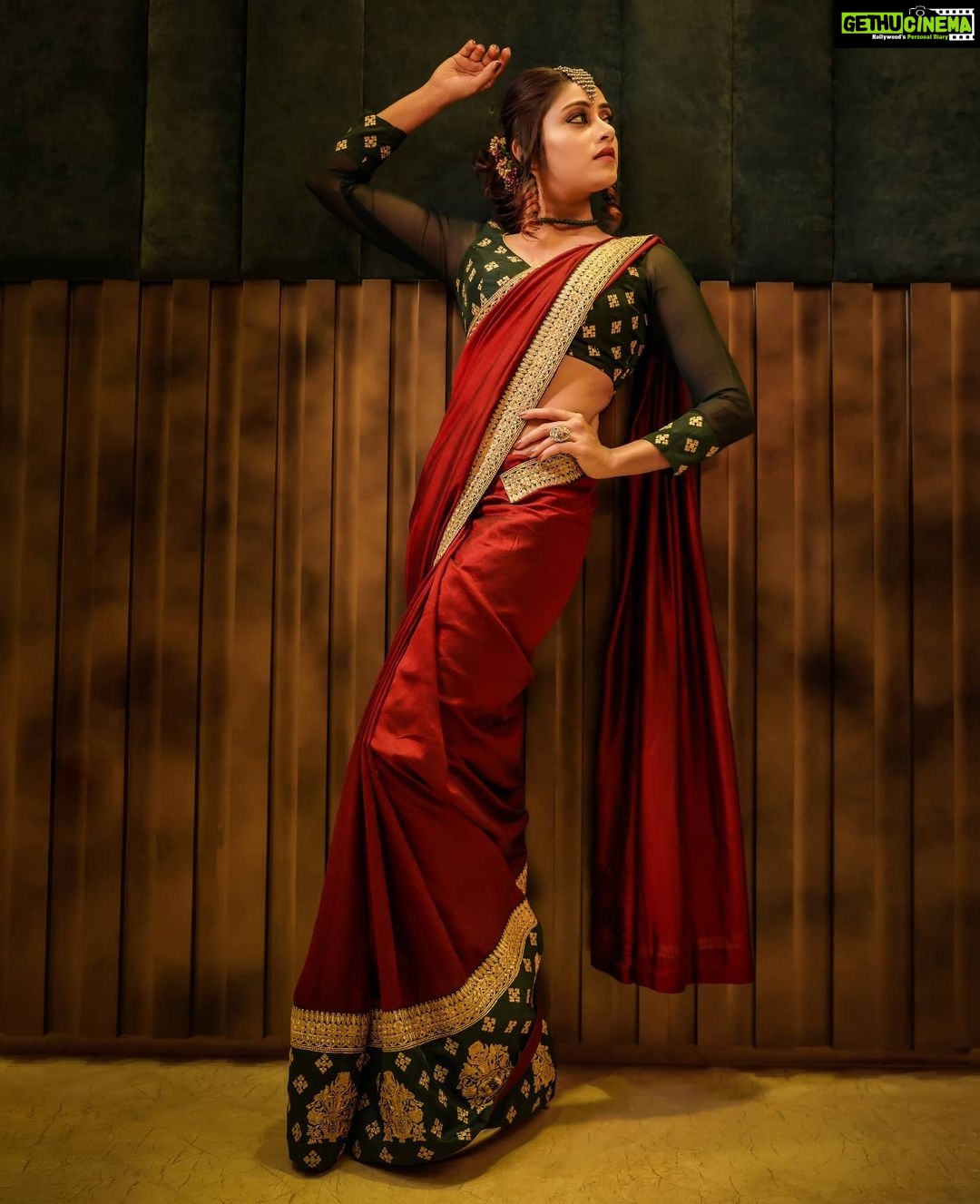 Sangeetha Sringeri Instagram - π Content director: @arjun.117 Produced: @wcc_entertainments Creative director: @subramanyabala Photographer: @mustak_imax_photography Make up: @ganesh_makeover Hair: @rameshstylist Retouch : @framebugphotography Digital partner: @premagicdotcom Location: A L Mansion P.A: @sharathshreesha #sangeethaSringeri #wccentertainmentsdigitalcovershoot #Ethnic #Saree #sari