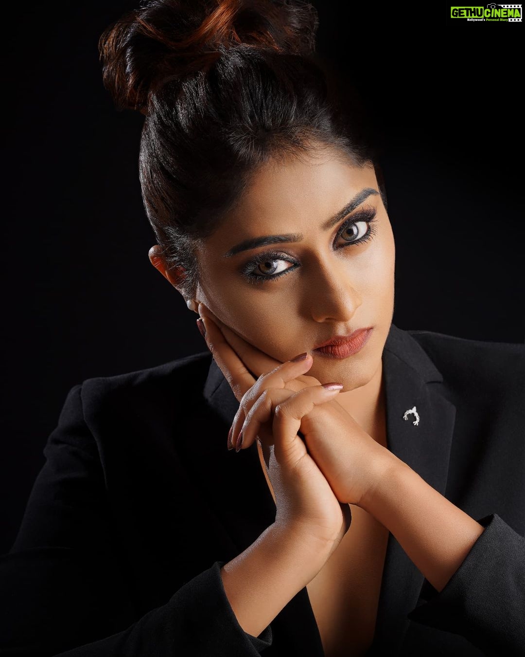 Sangeetha Sringeri Instagram - Boom! One of my favourite clicks ❤️ @mustak_imax_photography Content director: @arjun.117 Produced: @wcc_entertainments Creative director: @subramanyabala Edits: @henryroyzachariah @henryroyzach Make up: @ganesh_makeover Hair: @rameshstylist Digital partner: @premagicdotcom Location: A L Mansion P.A @sharathshreesha #sangeethaSringeri #WCCEntertainmentsdigitalcovershoot