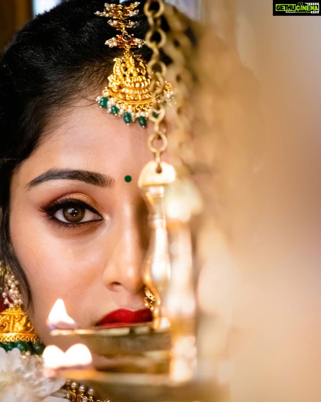 Sangeetha Sringeri Instagram - May millions of lamps illuminate your life with endless joy, prosperity, health and wealth forever. Wishing you and your family a very happy and safe Deepavali!. π Mua: @makeupbynandininr Outfit and jewels: #NRjewels Hairstylist: @sujatha__r r PC: @homescreenstudioframes #Deepavali #diwali #happydiwali
