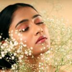 Sangeetha Sringeri Instagram - The main reason why @makeupbysindhuraj /@makeovers_by_sindhu will remain one of my favourites is that she exactly knew what she had do - highlighting my Facial assets, enhancing the Facial aesthetics and perfect eye looks for special events, and no wonder she has nailed it Clicked amazing and creatively by @henryroyzach #SangeethaSringeri #nudemakeup #floral