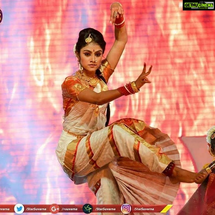 Sangeetha Sringeri Instagram - (Slide left) Hara Hara Mahadeva - The first time i appeared on screen, the series which gave me much more than recognition. Can't believe its been 5 years, seems like yesterday. If not as Sati, i don't think i would have ever thought about acting as my career, it was a huge decision then, and today am proud of it. Thanks to my family and close friends Am Greatful to the entire team of HHM, @starsuvarna @deepaksgarg67 Thank you to all who have been with me since then. Forever grateful #Sati 🙏 Mumbai, Maharashtra