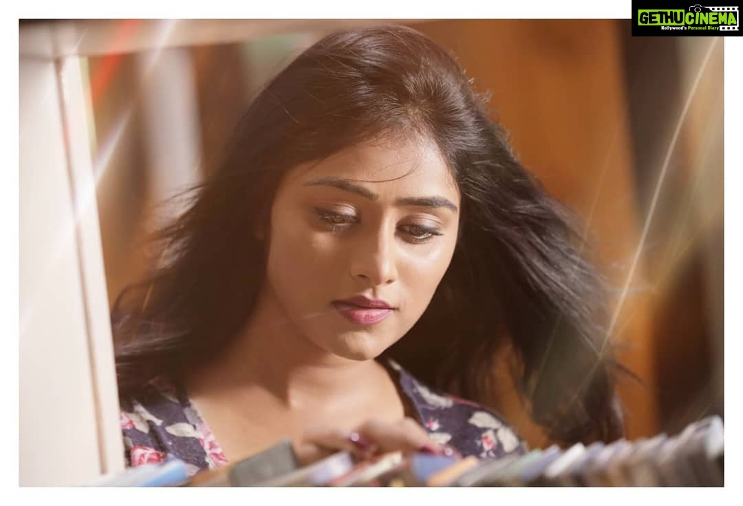 Sangeetha Sringeri Instagram - Love Books, Coz they Don't Lie... and probably Change you for good...!🤩🤗😍 P.C @gowda4761 🤩
