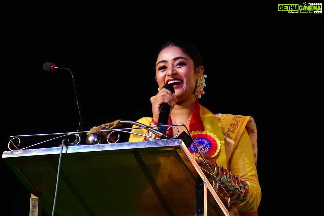 Sangeetha Sringeri Instagram - ಶಿಕಾರಿಪುರದ ಕಪ್ಪನಹಳ್ಳಿ ಗ್ರಾಮದಲ್ಲಿ ನಡೆದ ಕನ್ನಡ ರಾಜ್ಯೋತ್ಸವ ಕಾರ್ಯಕ್ರಮದಲ್ಲಿ ಅದ್ಭುತ ಸಮಯವನ್ನು ಕಳೆದೆ! 🙏💛♥️ Had an amazing time at Kannada rajyotsava event at Shikaripura's Kappanahalli Grama! 💛❤️ Thank you so much @laxmikrishnaofficial to have perfectly styled and designed my outfit for the event @nr__jewellery thank you for the beautiful accessories #jaikarnataka💛♥️ Kappanahalli Post Office