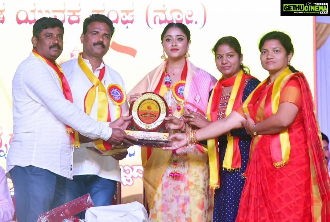 Sangeetha Sringeri Instagram - ಶಿಕಾರಿಪುರದ ಕಪ್ಪನಹಳ್ಳಿ ಗ್ರಾಮದಲ್ಲಿ ನಡೆದ ಕನ್ನಡ ರಾಜ್ಯೋತ್ಸವ ಕಾರ್ಯಕ್ರಮದಲ್ಲಿ ಅದ್ಭುತ ಸಮಯವನ್ನು ಕಳೆದೆ! 🙏💛♥️ Had an amazing time at Kannada rajyotsava event at Shikaripura's Kappanahalli Grama! 💛❤️ Thank you so much @laxmikrishnaofficial to have perfectly styled and designed my outfit for the event @nr__jewellery thank you for the beautiful accessories #jaikarnataka💛♥️ Kappanahalli Post Office