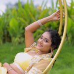 Sangeetha Sringeri Instagram - 🌻🌼💛 Outfit @anthariya_ MuA @artistrybypriyankaharish Picture : @anusharamkaran Location : @theshirestudio #Navaratri #Day4 #yellow #sangeethasringeri The Shire Studio