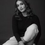 Saniya Iyappan Instagram - 🥀 Photographer - @kiransaphotography Styled by @mehaka_kalarikkal Makeup - @neethu_makeupartist Location - @maxxocreative