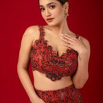 Saniya Iyappan Instagram – 🌹

Photographer – @kiransaphotography 
Stylist – @mehaka_kalarikkal 
Makeup – @neethu_makeupartist 
Costume – @kahani_stories_in_thread 
Location – @maxxocreative