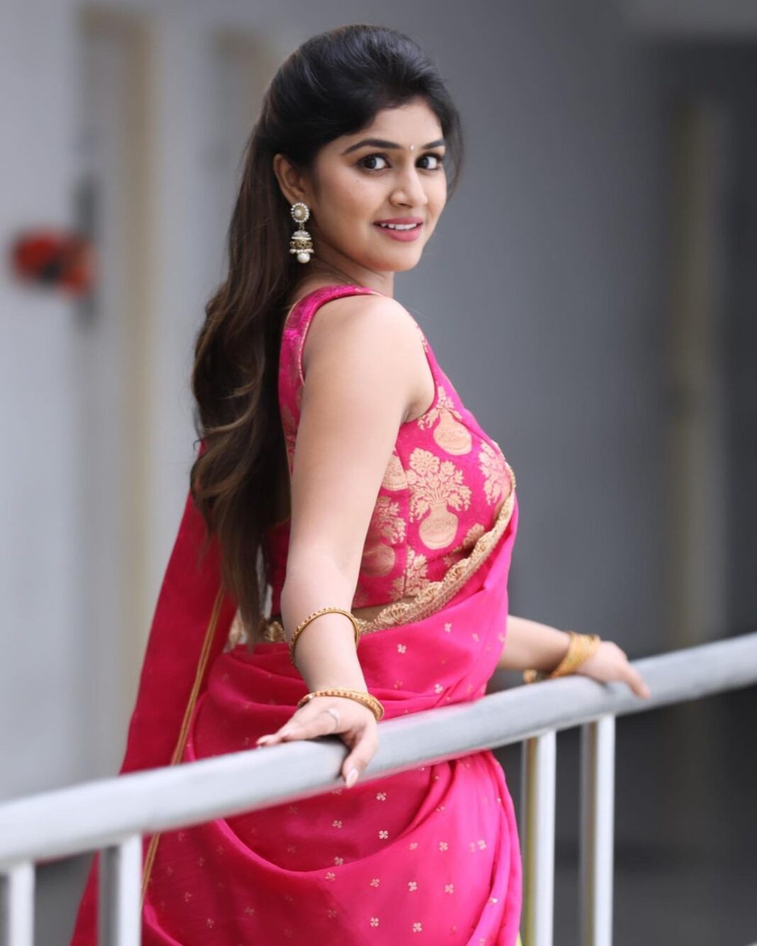 Sanjana Anand Instagram - Hello September💖
8 days to go for the Release!
#nenumeekubaagakavalsinavaadini
Wearing : @firoz_design_studio ✨ Sanjana Anand Instagram - Hello September💖 8 days to go for the Release! #nenumeekubaagakavalsinavaadini Wearing : @firoz_design_studio ✨