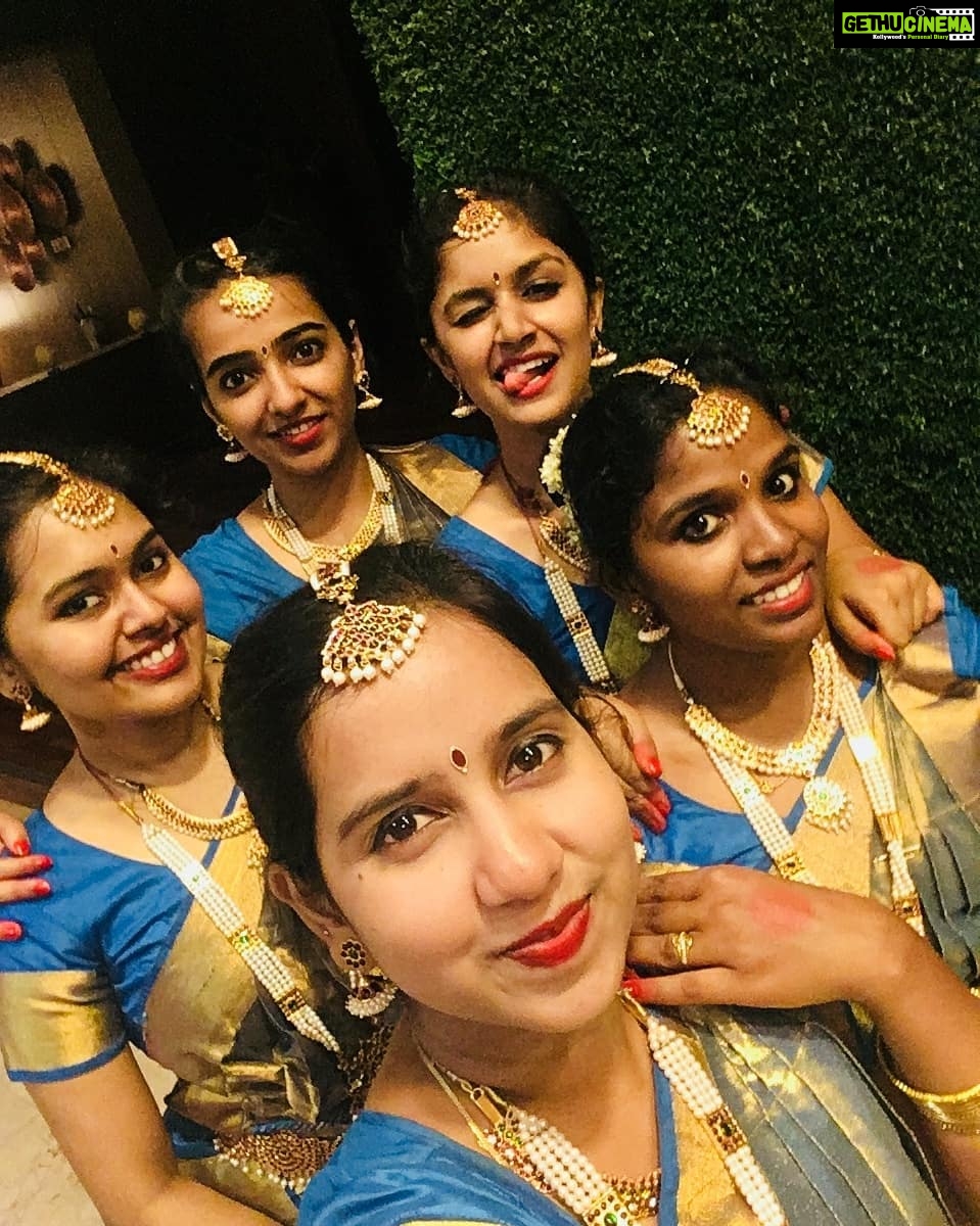 Sanjana Anand Instagram - There are shortcuts to happiness.. Dancing is one of them!!!!! 💃 Dell EMC
