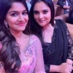 Sanjana Anand Instagram – One with the Diva herself 🎀🤍
@divyaspandana 
.
.
Little did i know I’d get to meet n talk to her🥺
#sandalwoodqueen #fangirl 

Wearing: @shalinidokaniapage 🤍