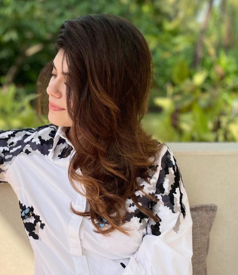 Sanjana Sanghi Instagram - At peace. In prep. (And of course, nerd mode) 🎥 I don’t quite have words for how honoured & grateful I feel to have embarked onto my next cinematic journey, one that has enveloped me entirely. I cannot wait to be able to share more about my next film with you all. Untill then, need all your love & luck ♥️🙋🏻‍♀️ Alibaug