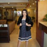 Sanjjanaa Instagram – Kochi was so lovely @dr.praveenrana , congratulation on a great start, and the success of choran .. thank you all who supported me in this journey.🌸💐

SHOP These beautiful outfits in many colours from my favourite  @vibbhinna boutique .. 

Hair & make up by remme Chechi from @ftvsalon.perumbavoor.ernakulam #kochi .. 

📸 by @killl_mongerr_ Karnataka, Bangalore