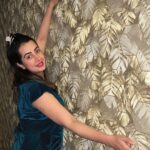 Sanjjanaa Instagram - Like you know I am very passionate about upgrading the interiors of my home .. it was so difficult for me to find the right kind of wallpapers at the right price … after scouting around the whole town I found the best collection at @mandarin_decors .. I had a wonderful experience working with them. We started installation of my wall at 2 PM as I had a busy morning .. and there team was so dedicated and hard-working that we continue to work till 3 AM until the entire installation of three various wallpapers was done …. I enjoyed my work experience with @mandarin_decors completly .. and they are priced very economically & are having a affordable price tag for all .. I would definitely recommend you all to redo your homes and beautify them with @mandarin_decors . Make up by @official_dermacol_india @iyra_designstudio 👗