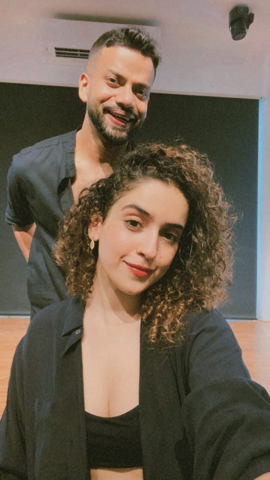 Sanya Malhotra Instagram - 🌝 ki bhi 🤫 na ho ☁️ ke peeche chale #shazebsheikhchoreography @tangerineartsstudio