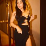 Sara Ali Khan Instagram - Don't lose it all in the blur of the stars 🌌🪐seeing is deceiving, dreaming is believing 💫 👗: @stylebyami @mrselfportrait 💇‍♀️: @the.mad.hair.scientist 💄: @kavyesharmaofficial @makeupbydevanshii 📸: @kadamajay