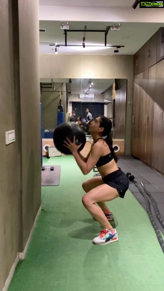 Sara Ali Khan Instagram - Monday motivation 💪 Actually JK just prepping for Christmas vacation 🎂 @antigravity_club