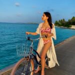 Sara Ali Khan Instagram - “Be shore of yourself. Come out of your shell. Take time to coast. Avoid pier pressure. Sea life’s beauty. Don’t get so tide down on work that you miss out on life’s beautiful waves.” 🌊🌅🚲🐚