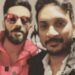 Sathish Krishnan Instagram - Asusual concert selfie with the MAN @anirudhofficial #LONDON ONCE UPON A TIME