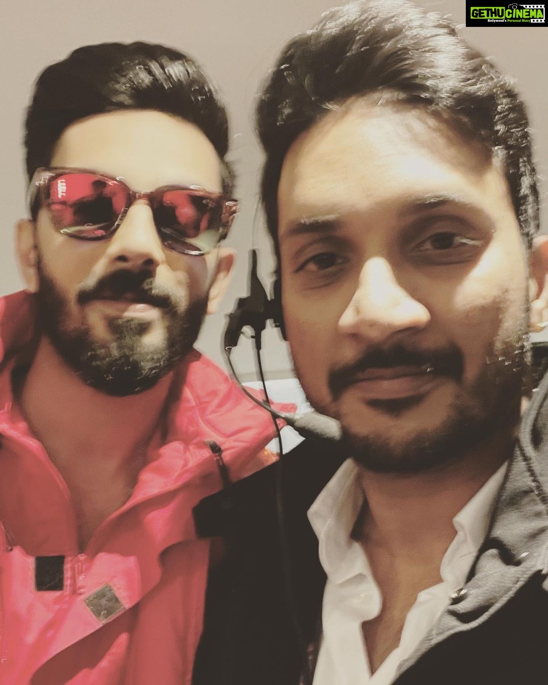 Sathish Krishnan Instagram - Asusual concert selfie with the MAN @anirudhofficial #LONDON ONCE UPON A TIME