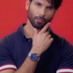 Shahid Kapoor Instagram – WATCH OUT, people! @tommyhilfiger‘s Fall Winter 2022 Watch Collection is here. 
Grab these stylish watches ⌚️and stand out wherever you go. 

#TommyHilfiger
#Ad