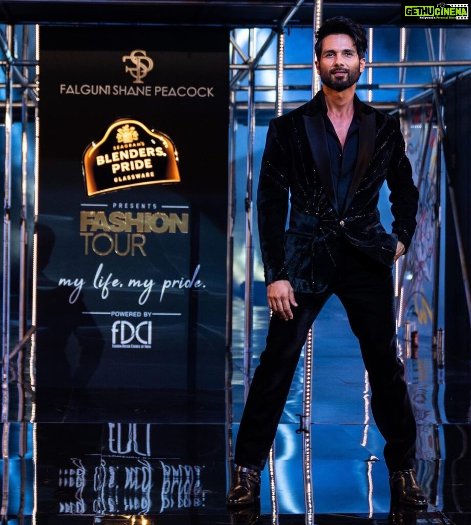 Shahid Kapoor Instagram - On the ramp for @falgunishanepeacockindia at the #BlendersPrideGlasswareFashionTour2022, powered by @fdciofficial.  @blenderspridefashiontour @dizyone 🖤 #BreakTheNorms #BlendersPrideGlasswareFashionTour #BlendersPride #MadeOfPride #MyLifeMyPride #FDCI #Collab
