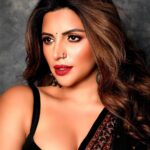 Shama Sikander Instagram - Aankhon mein teri ajab si ajab si adaayein hain.... . . . #bollywoodlove #songs #smile #traditional #traditional #photoshoot #actorslife #shamasikander