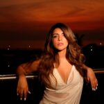Shama Sikander Instagram - अभी इस तरफ़ न निगाह कर मैं ग़ज़ल की पलकें सँवार लूँ, मेरा लफ़्ज़-लफ़्ज़ हो आईना तुझे आईने में उतार लूँ.... . . . #saree #traditional #stylefashion #instagrampost #influencer #hairstyles #whether #woman #shamasikander #actorslife do