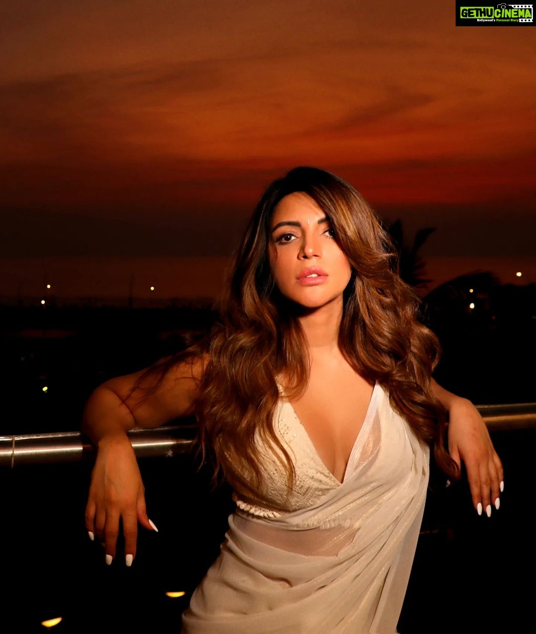 Shama Sikander Instagram - अभी इस तरफ़ न निगाह कर मैं ग़ज़ल की पलकें सँवार लूँ, मेरा लफ़्ज़-लफ़्ज़ हो आईना तुझे आईने में उतार लूँ.... . . . #saree #traditional #stylefashion #instagrampost #influencer #hairstyles #whether #woman #shamasikander #actorslife do