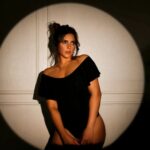 Shama Sikander Instagram - Stay True in the Dark and Humble in the SpotLight ! . . . #spotlight #stylefashion #photoshoot #stayclassy #fashionblogger #influencer #black #attractive #actorslife #shamasikander