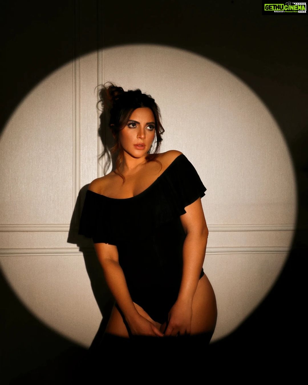 Shama Sikander Instagram - Stay True in the Dark and Humble in the SpotLight ! . . . #spotlight #stylefashion #photoshoot #stayclassy #fashionblogger #influencer #black #attractive #actorslife #shamasikander